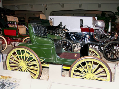 1895 Duryea motor wagon.jpg
